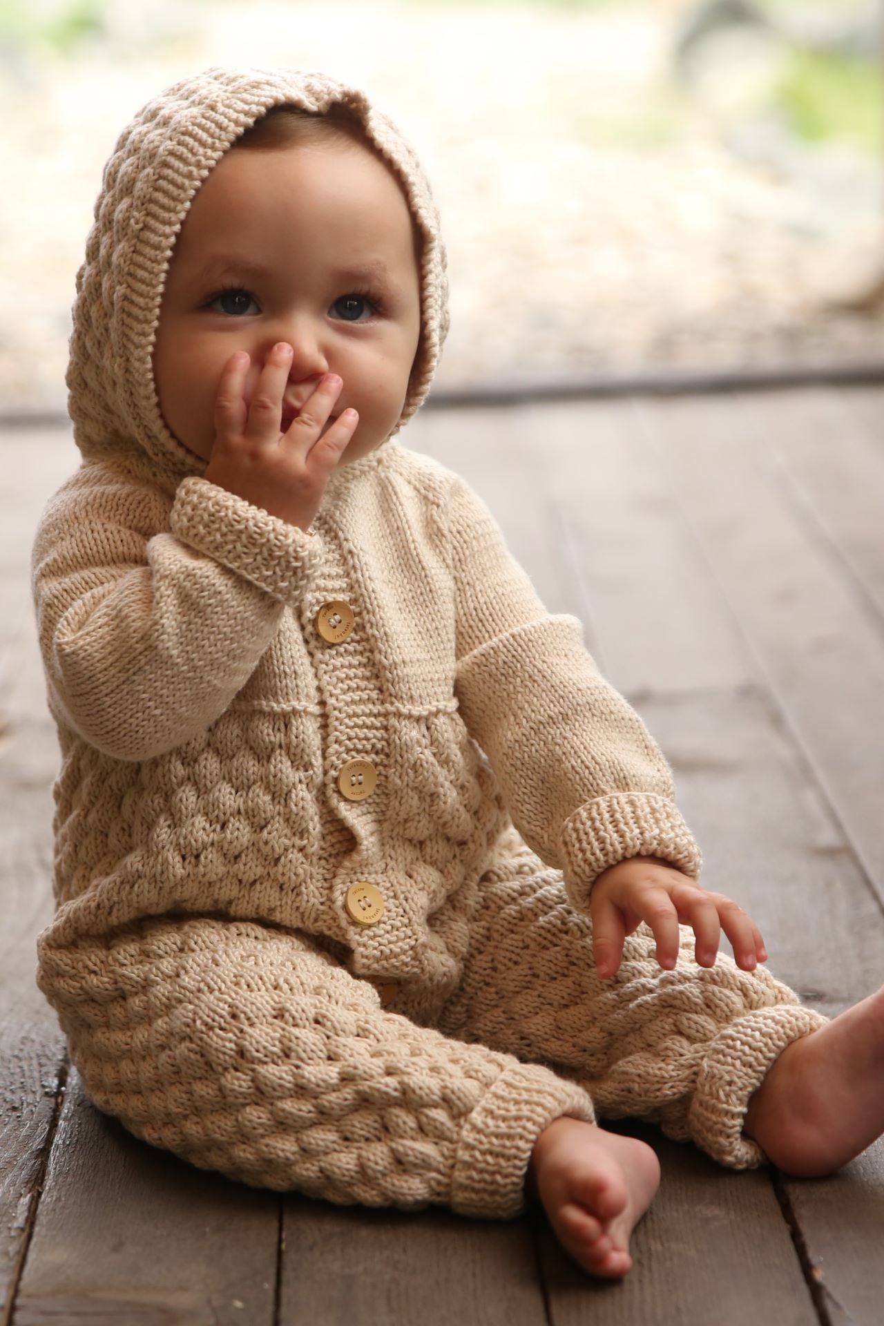 Totzee; Organik El Örgüsü Kapüşonlu Önden Düğmeli Tulum Antik Bej; Organic Hand-Knitted Hooded Front-Buttoned Romper Antique Beige