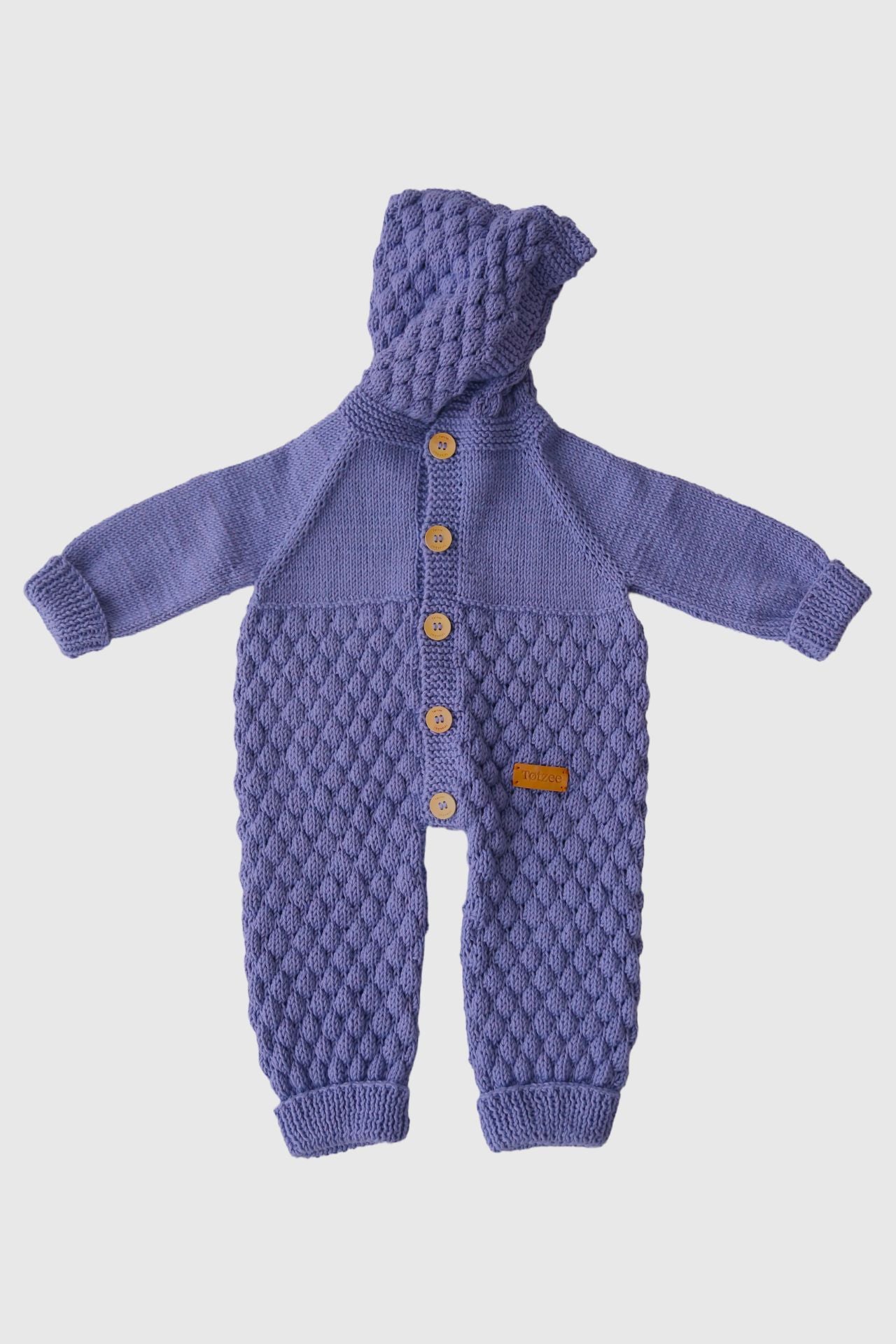 Totzee; Organik El Örgüsü Kapüşonlu Önden Düğmeli Tulum Orkide Mavisi; Organic Hand-Knitted Hooded Front-Buttoned Romper Orchid Blue