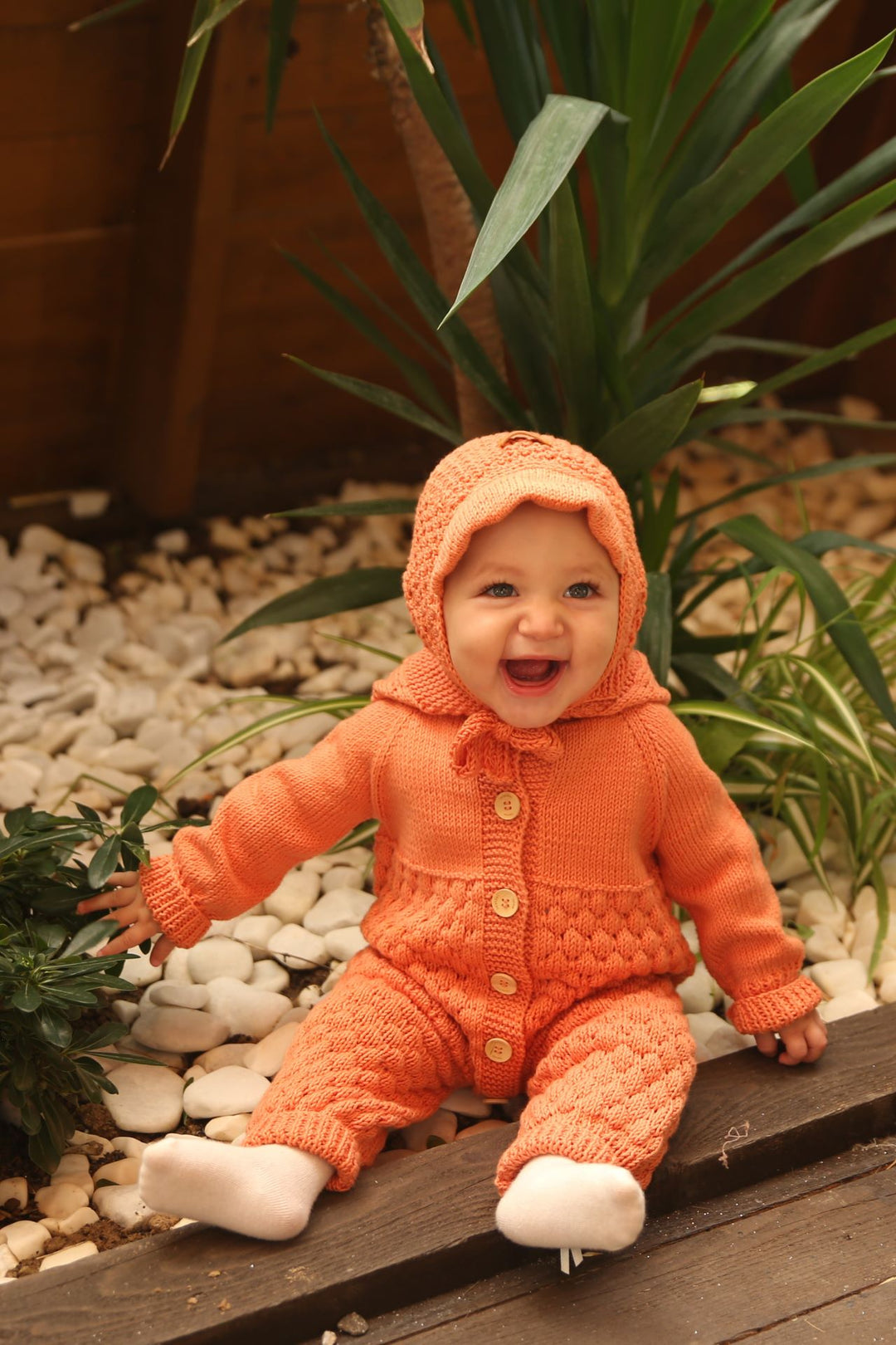 Totzee; Organik El Örgüsü Kapüşonlu Önden Düğmeli Tulum Şeftali Rengi; Organic Hand-Knitted Hooded Front-Buttoned Romper Peach Colour